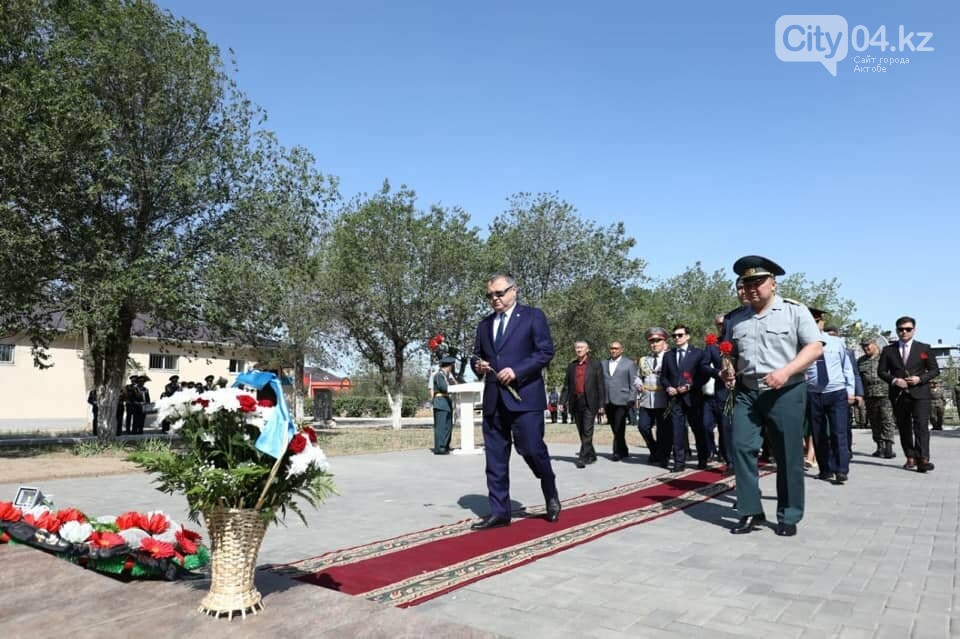 Ақтөбеліктер лаңкестік шабуылда қаза тапқан әскери қызметш..., фото-1 Ақтөбеліктер лаңкестік шабуылда қаза тапқан әскери қызметшілерді еске алды, фото-1