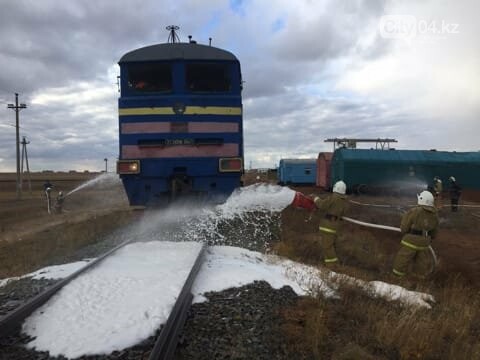 Пожарные ст.Айтеке би тушили локомотив, фото-1 Пожарные ст.Айтеке би тушили локомотив, фото-1
