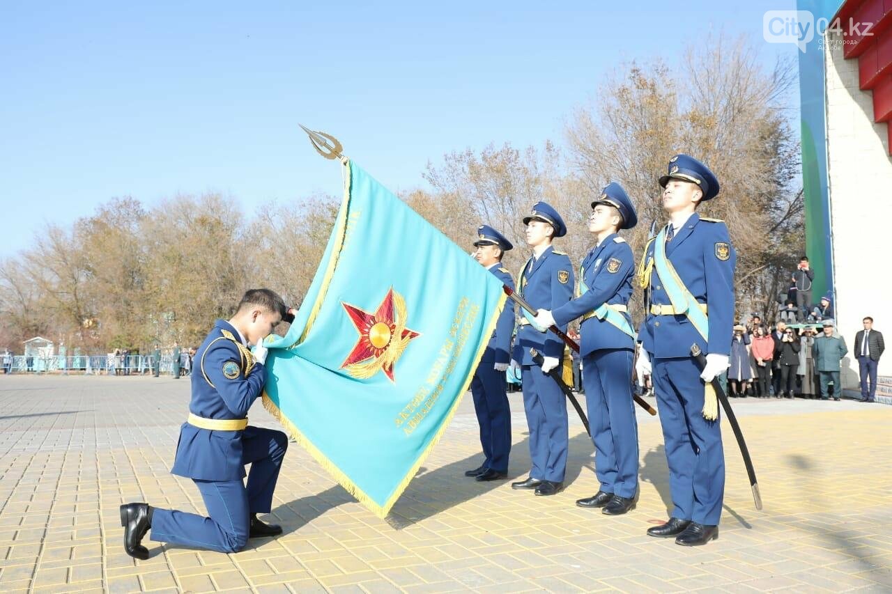 В Высшем летном институте лейтенантам вручили дипломы, фото-1 В Высшем летном институте лейтенантам вручили дипломы, фото-1