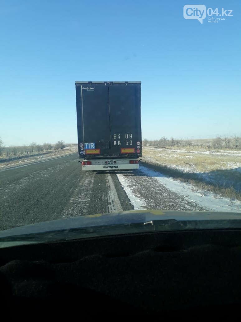 Полицейские Актобе спасают водителей, застрявших на трассе..., фото-1 Полицейские Актобе спасают водителей, застрявших на трассе из-за мороза, фото-1