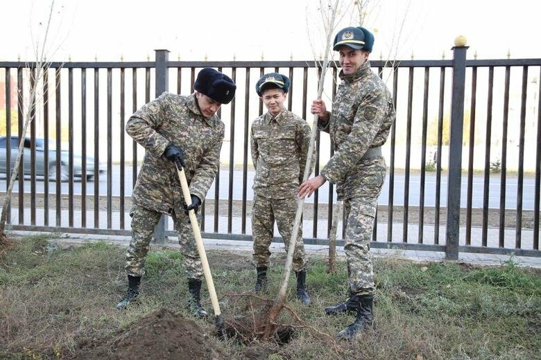 Актюбински летный училище. Военное летное училище в Казахстане. Аллея лейтенантов. Карртинки курсанты ВИСВО Актобе. Рустам Алтынбаев ТВМИ фото.