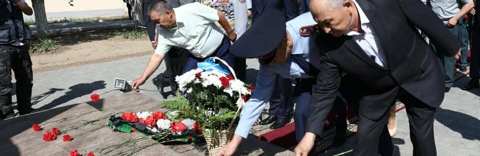 Ақтөбеліктер лаңкестік шабуылда қаза тапқан әскери қызметшілерді ес... Ақтөбеліктер лаңкестік шабуылда қаза тапқан әскери қызметшілерді еске алды