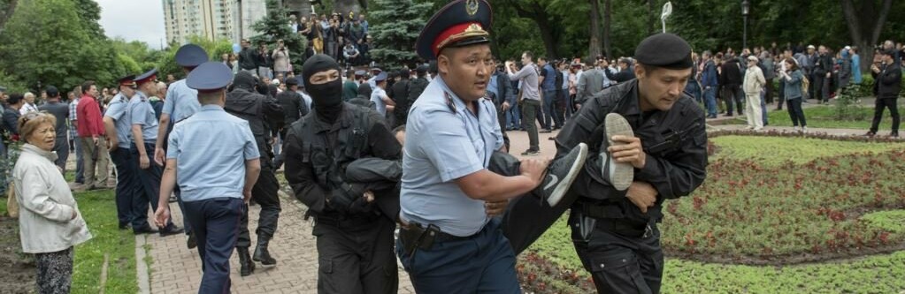 Около 700 человек было задержано за участие в митингах в Казахстане Около 700 человек было задержано за участие в митингах в Казахстане