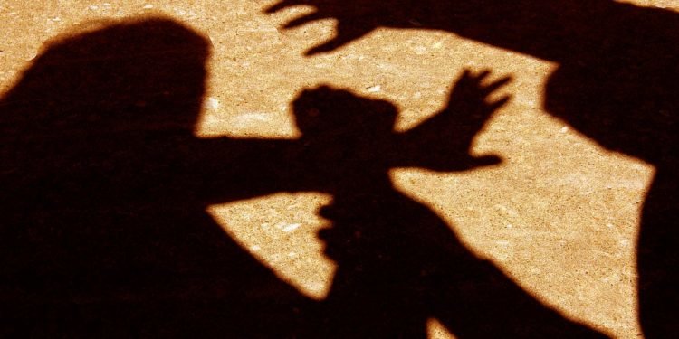 Жительница Актобе избила следователя прямо в здании полиции Жительница Актобе избила следователя прямо в здании полиции, Сагимбаева Баян