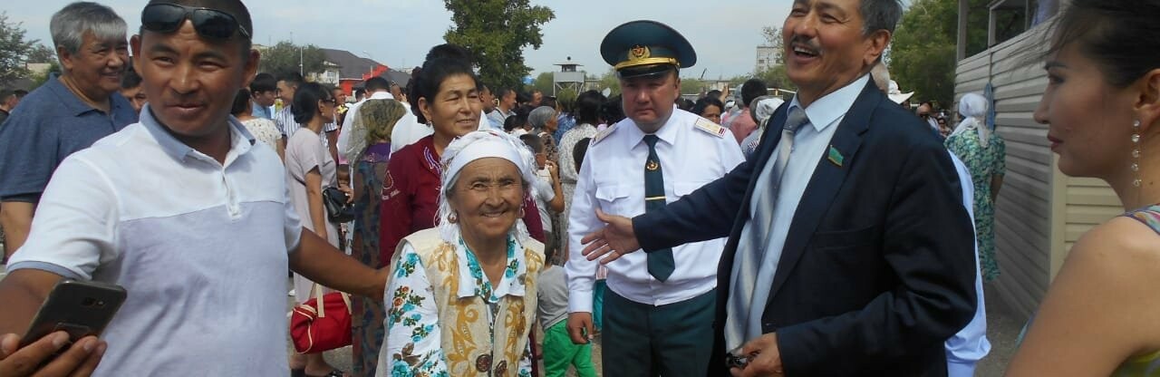 В Актобе депутат мажилиса Парламента поздравил молодых бойцов... В Актобе депутат мажилиса Парламента поздравил молодых бойцов Нацгвардии с принятием присяги, Сагимбаева Баян