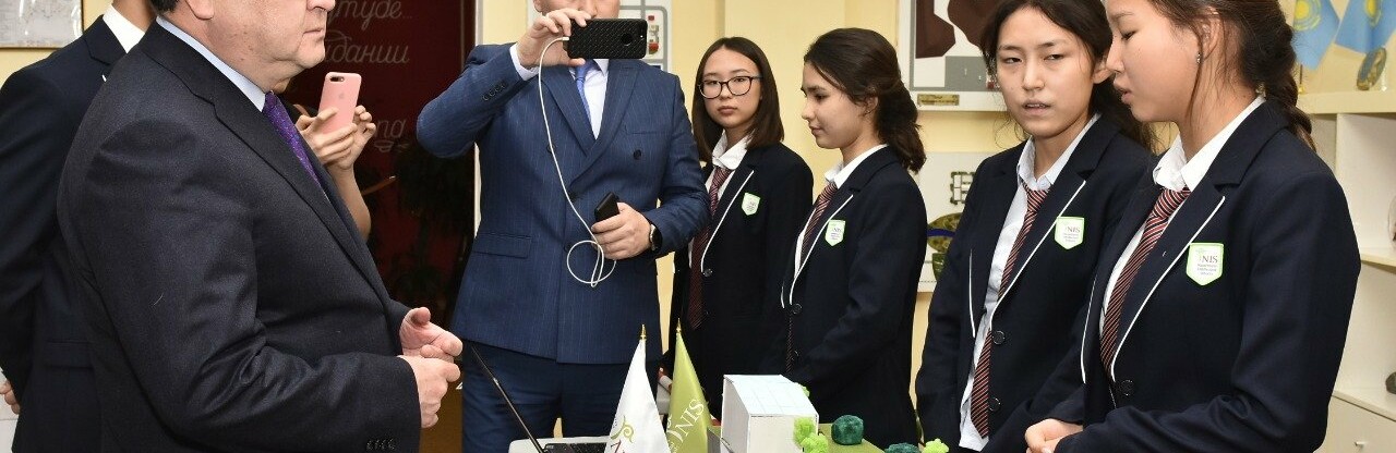 Оңдасын Оразалин жас өнертапқыштармен кездесті Оңдасын Оразалин жас өнертапқыштармен кездесті, Сагимбаева Баян